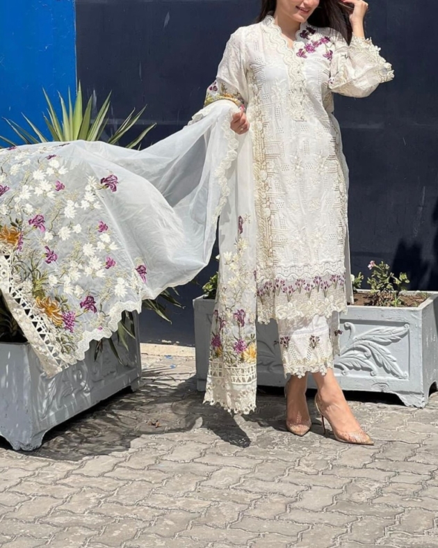 2K25 Luxury Lawn 3PC Embroidered Suit with Organza Dupatta