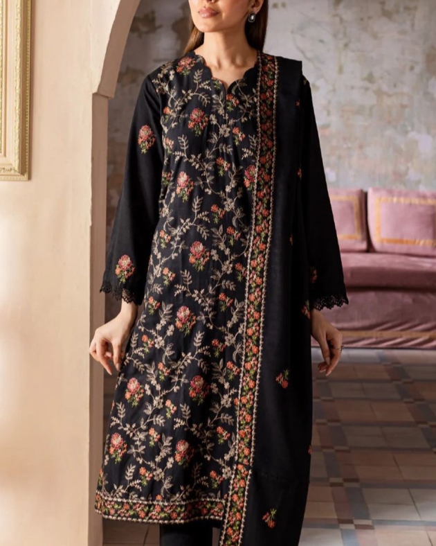 2K25 Lawn 3PC Embroidered Suit with Chiffon Dupatta