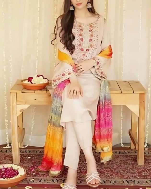 2K25 Embroidered Lawn 3PC Suit with Diamond Voil Dupatta